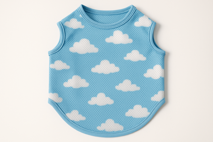 T-shirt bleu ciel avec nuages